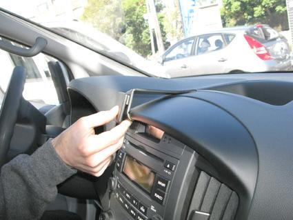 En person justerar panelen på en Hyundai H1 09-15 inuti bilen.