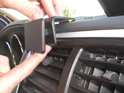 Montering av en enhet på luftventilen i en Dodge Caliber.