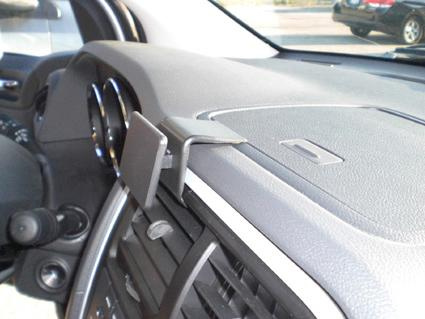 En fyrkantig hållare på instrumentpanelen i en bil.