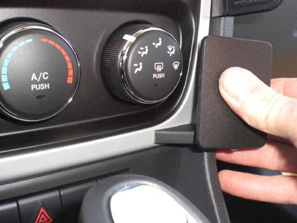 Vinklad del installeras vid bilen Dodge Caliber 10-12, nära luftkonditionering.