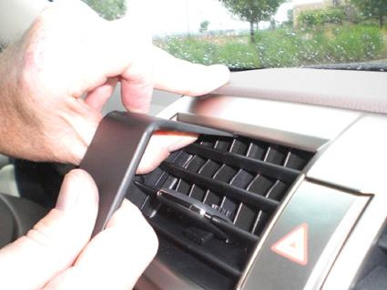 Hand som justerar ventilationsgaller i Lexus GX.