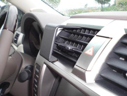 Detaljer av bilens inredning med fokus på luftventiler och kontrollknappar.