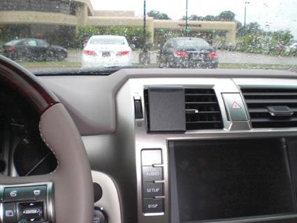 Instrumentpanelen i en Lexus GX med kontroller och skärm.