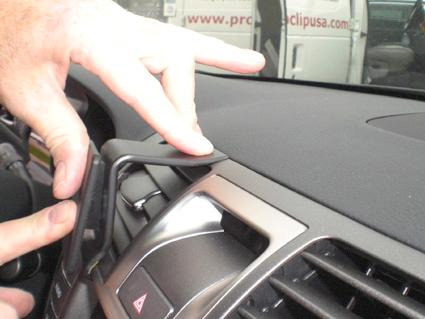 En hand justerar en del av instrumentbrädan i en Lexus LS 07-12.