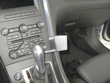 En bild av interiören i en Saab 9-5 med kontroller och växelspak.