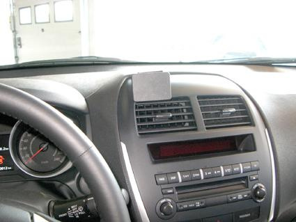 Interiör i Citroen C4 Aircross med ratt, luftventiler och radiokontroller.