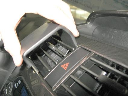 En hand som justerar luftventilen i en Chevrolet Spark 11-14.