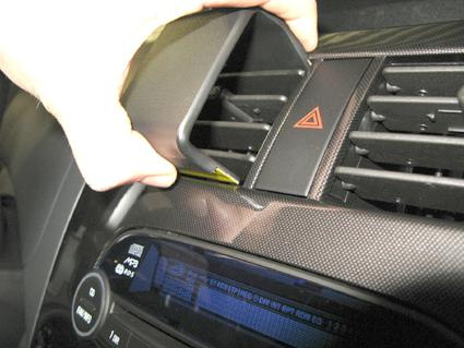 En hand justerar luftuttagsgaller i Chevrolet Spark 11-14.