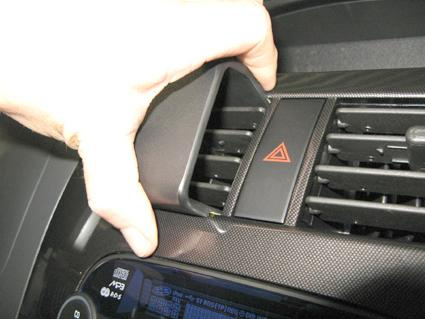 En hand justerar ett luftutlopp i en Chevrolet Spark 11-14.