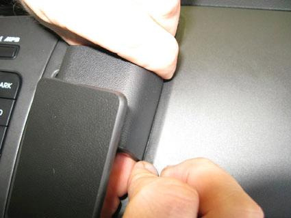 En hand justerar en del av instrumentbrädan i en Kia Sportage.