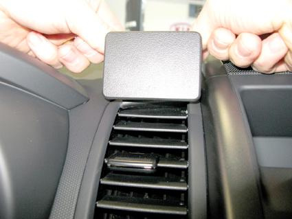 Visar installation av en komponent på en Kia Soul.