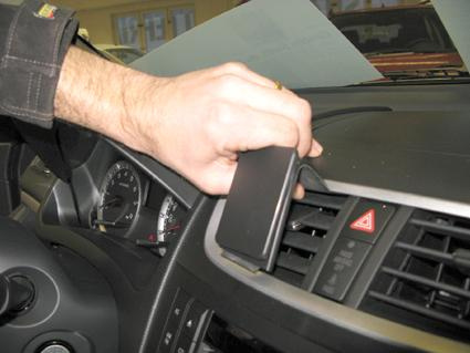 En hand justerar en bilventil i en Suzuki Swift.