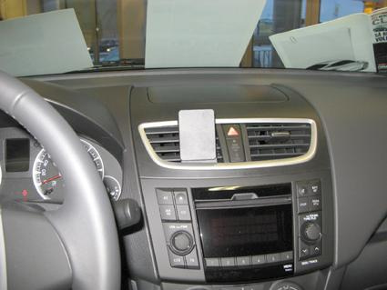 Inuti en bil, fokus på instrumentbräda och luftkonsoler.