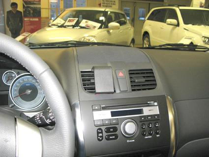 Interiör av Suzuki SX4 med instrumentpanel och stereo.