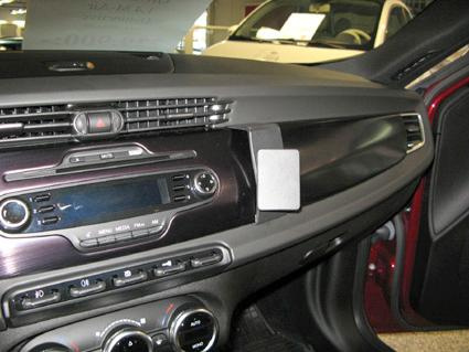 Interiör av Alfa Romeo Giulietta med instrumentpanel och ljudsystem.