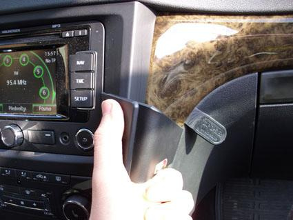 Bild visar bilens instrumentpanel med stereo och handtag.