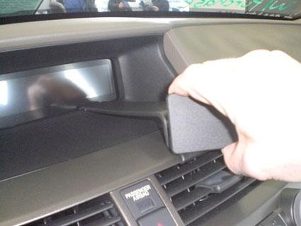 Ett handtag används för att justera vinkeln på en display i Honda Accord/Crosstour.