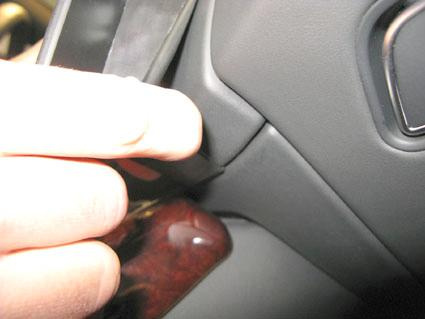 En hand som justerar en del av interiören i en Audi A8.