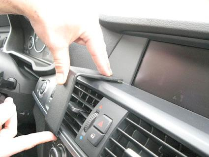 Installation av en bildel i BMW X3 11-14, centralt luftventilområde.