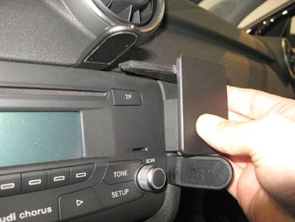 Vinklad hållare för Audi A1:s instrumentpanel.