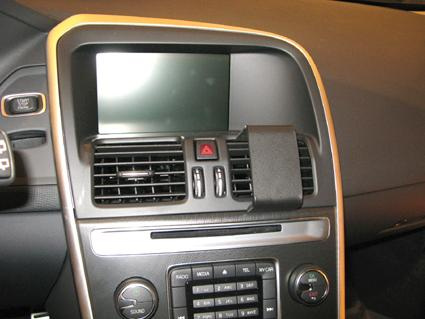 Instrumentbräda med infotainmentskärm och kontroller för klimatanläggning.