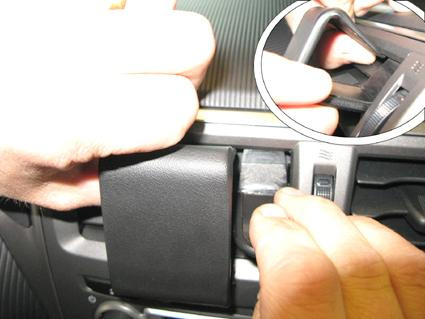 Bild visar en hand som justerar en del av bilen, troligtvis interiör i en Subaru Trezia.