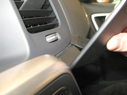 Ett objekt avlägsnas vid ventilationsutloppet i en Volvo S60.