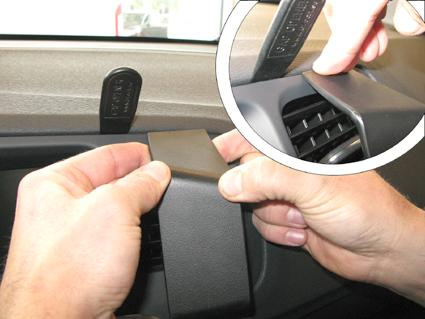 Montering av en vinklad del i Volvo S60 11-15, närbild på händer.