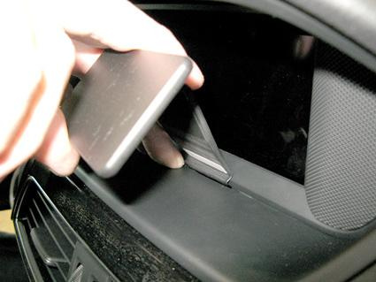 Verktyg används för att öppna eller justera en del i Mercedes Benz C-Klass.