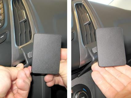 Ett svart fäste för Ford Focus 11-15, vinklat för att montera på instrumentbrädan.