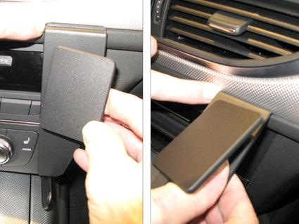 En vinklad hållare för Audi A6 11-15, troligtvis för att fästa något.