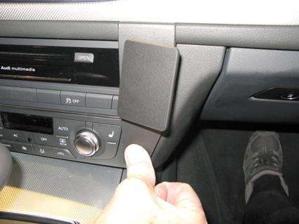 En vinklad hållare för multimediaenhet i Audi A6 11-15.