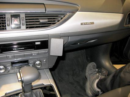 Interiör av en Audi A6 (11-15), med fokus på mittkonsolen.