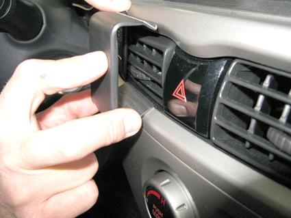En hand justerar en luftventil i en bilinteriör.