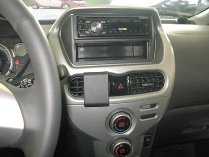 Bilinteriör med radio, luftkonditionering och kontrollpanel.