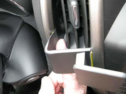 Fäste för att hålla ett objekt, installerat vid luftutloppet i Opel Astra.