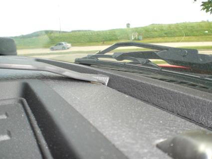 Detalj av instrumentbrädan i en Ford F-Series 150, med utsikt över landskapet.