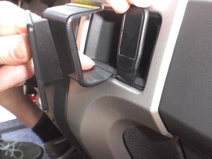 En hand som justerar en vinklad del i en Ford F-Series 150.