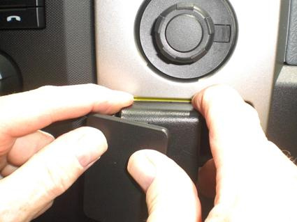 En person installerar en del i en Ford F-Series 150, 2009-2014.