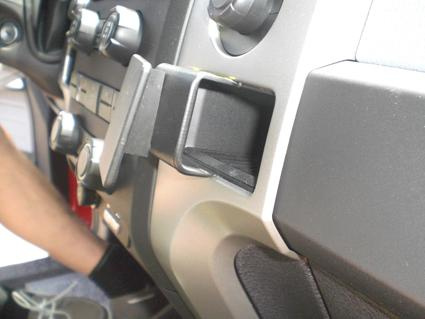 Instrumentpanel med en vinklad hållare och kontroller i en Ford F-Series 150.