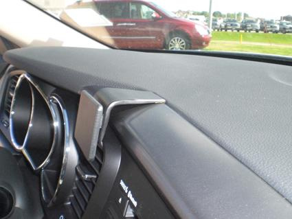 Bild på instrumentbräda i Kia Optima 11-14 med en central del.