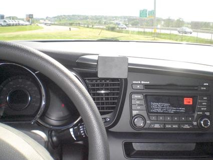 Interiör av Kia Optima med fokus på instrumentbrädan och infotainmentsystemet.