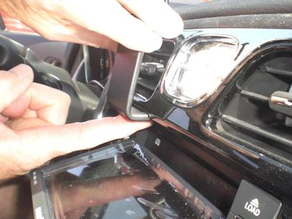 Installationsprocess av ProClip Monteringsbygel i Chrysler 200.