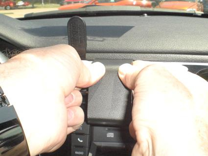 Monteringsbygel installeras på instrumentpanelen i Chrysler 200.