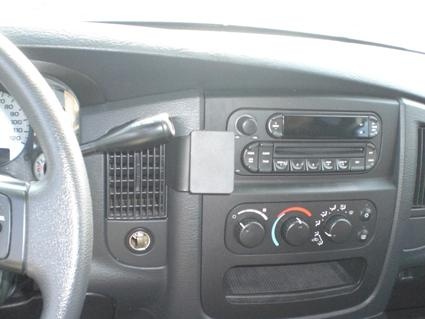 En interiör av en Dodge Ram pick-up med instrumentbräda och kontroller.