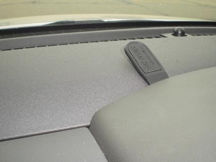 En plastdel på instrumentbrädan i en Nissan Pathfinder 10-12.