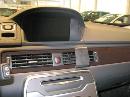 Instrumentbräda med träpanel och skärm, del av Volvo V70 12-15.