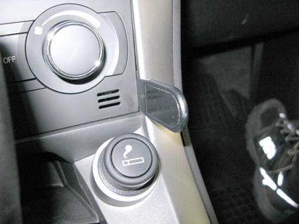 Instrumentpanel med kontroller och en cigarettändare.