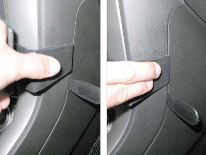 En hand trycker på en del av inredningen i en Chevrolet Captiva.