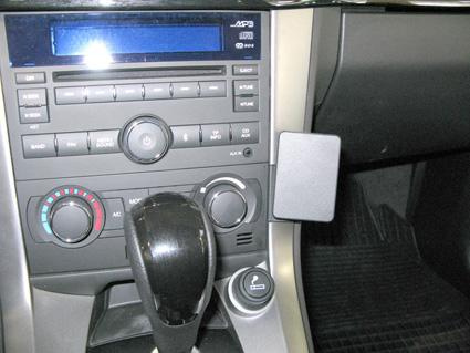 Interiör från Chevrolet Captiva med radio och växelspak.